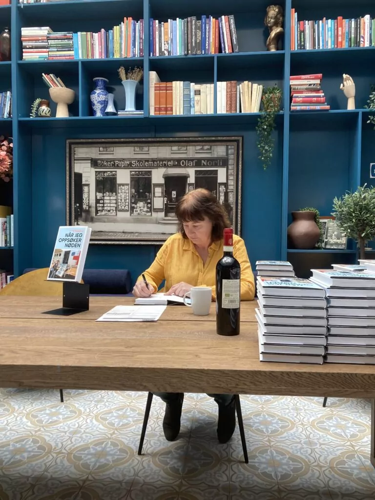 Birgitte Gundersen signerer bok
